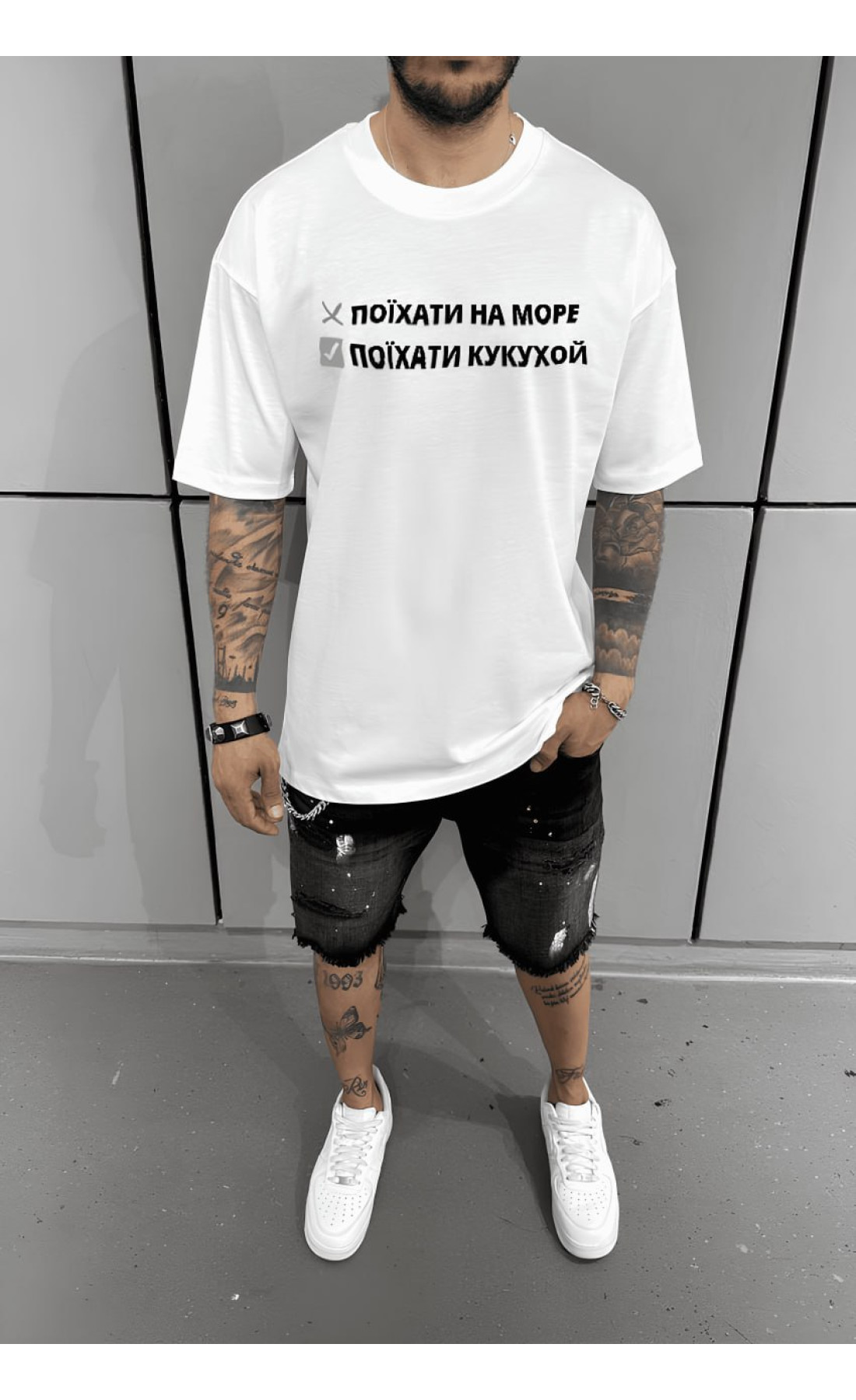 Біла чоловіча  оверсайз футболка з модним принтом