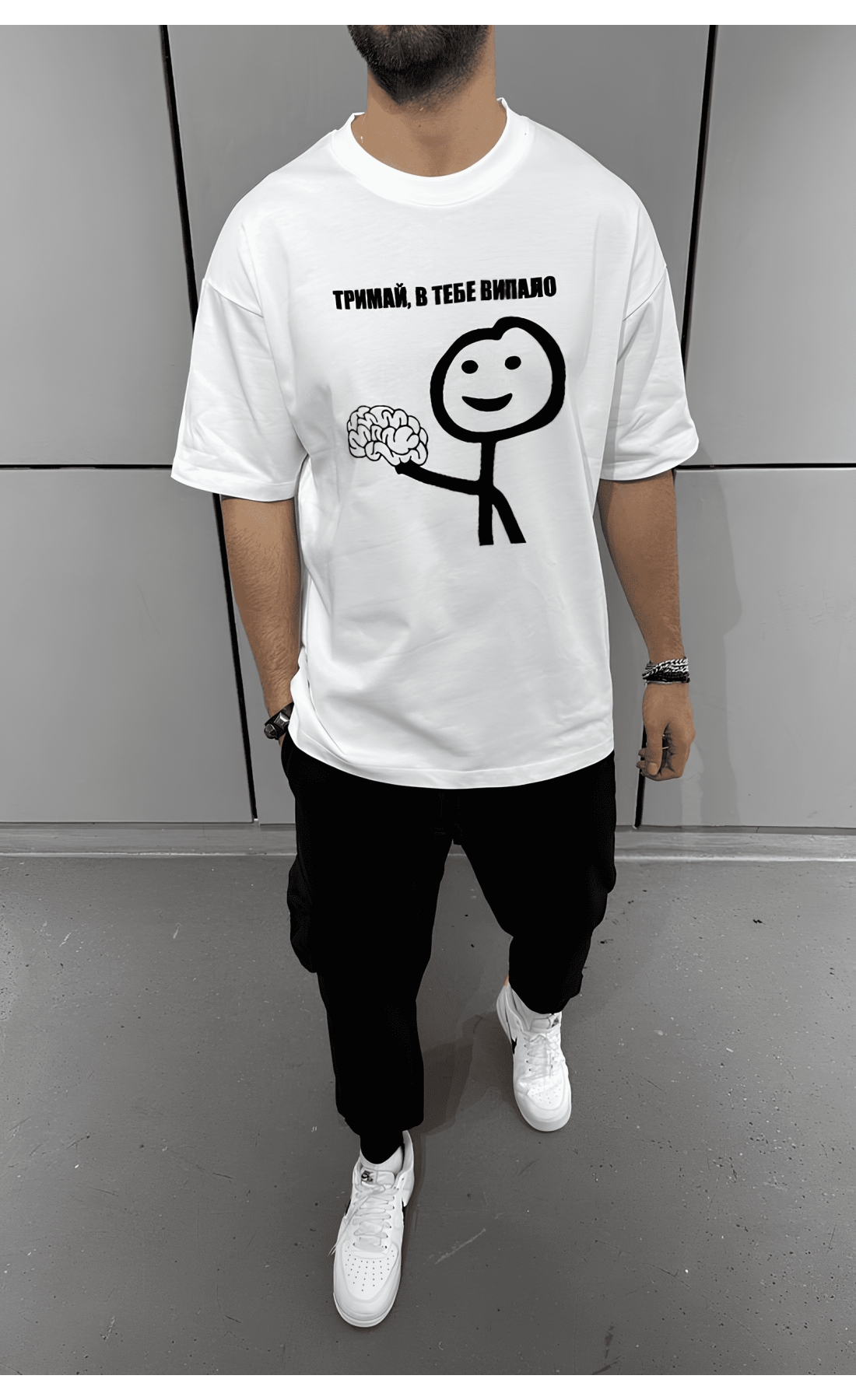 біла чоловіча оверсайз футболка з яскравим дизайном