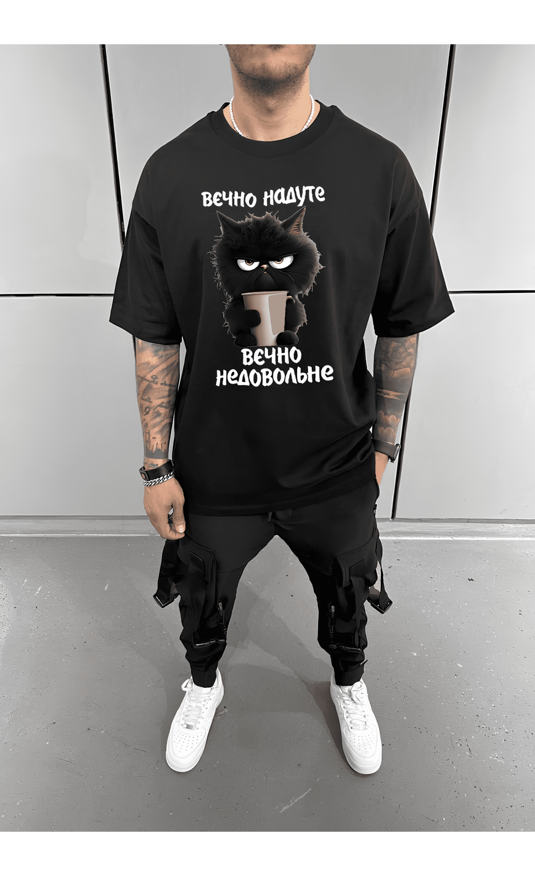 Чорна чоловіча комфортна оверсайз футболка з яскравим дизайном