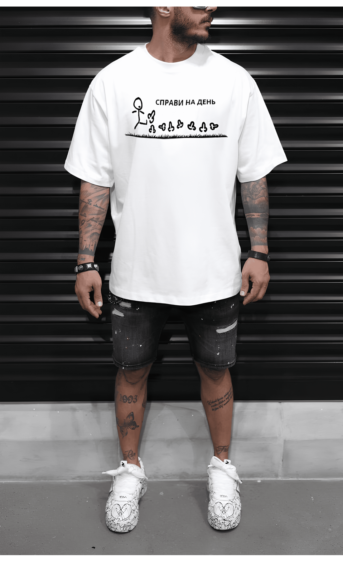 Зручна біла чоловіча оверсайз футболка з модним дизайном