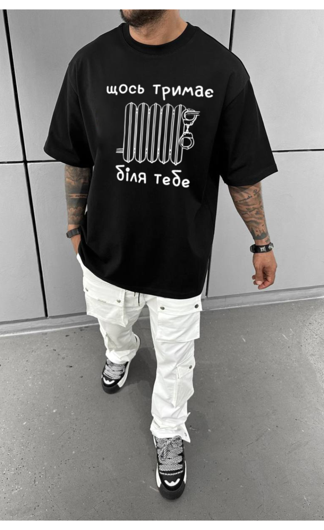 Легка чорна чоловіча оверсайз футболка з модним дизайном