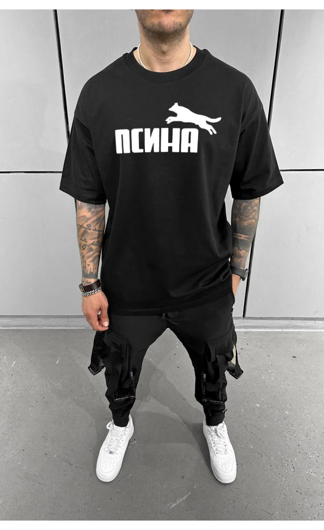 Чорна комфортна чоловіча оверсайз футболка з дизайном