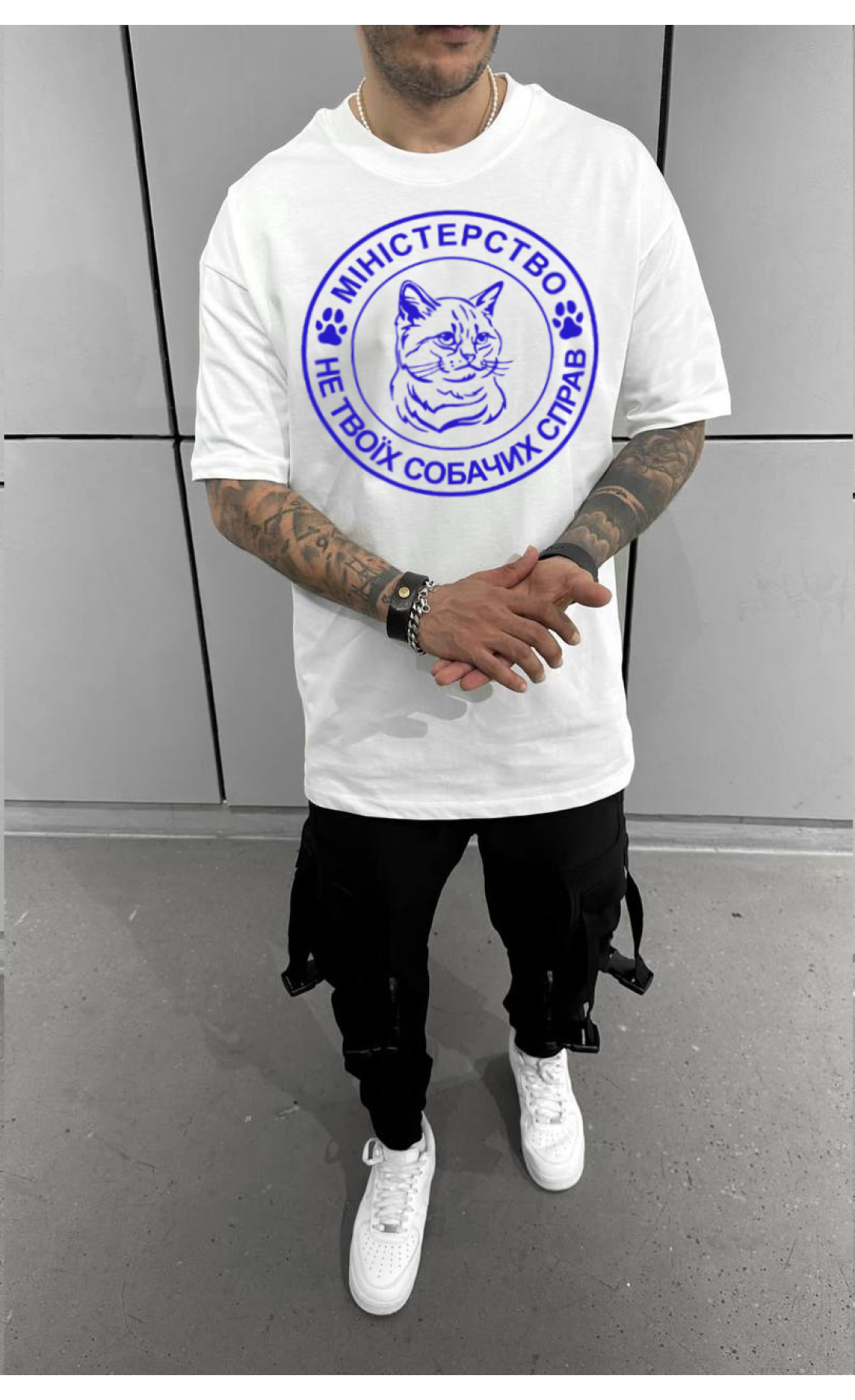 Трендова біла чоловіча оверсайз футболка з яскравим дизайном