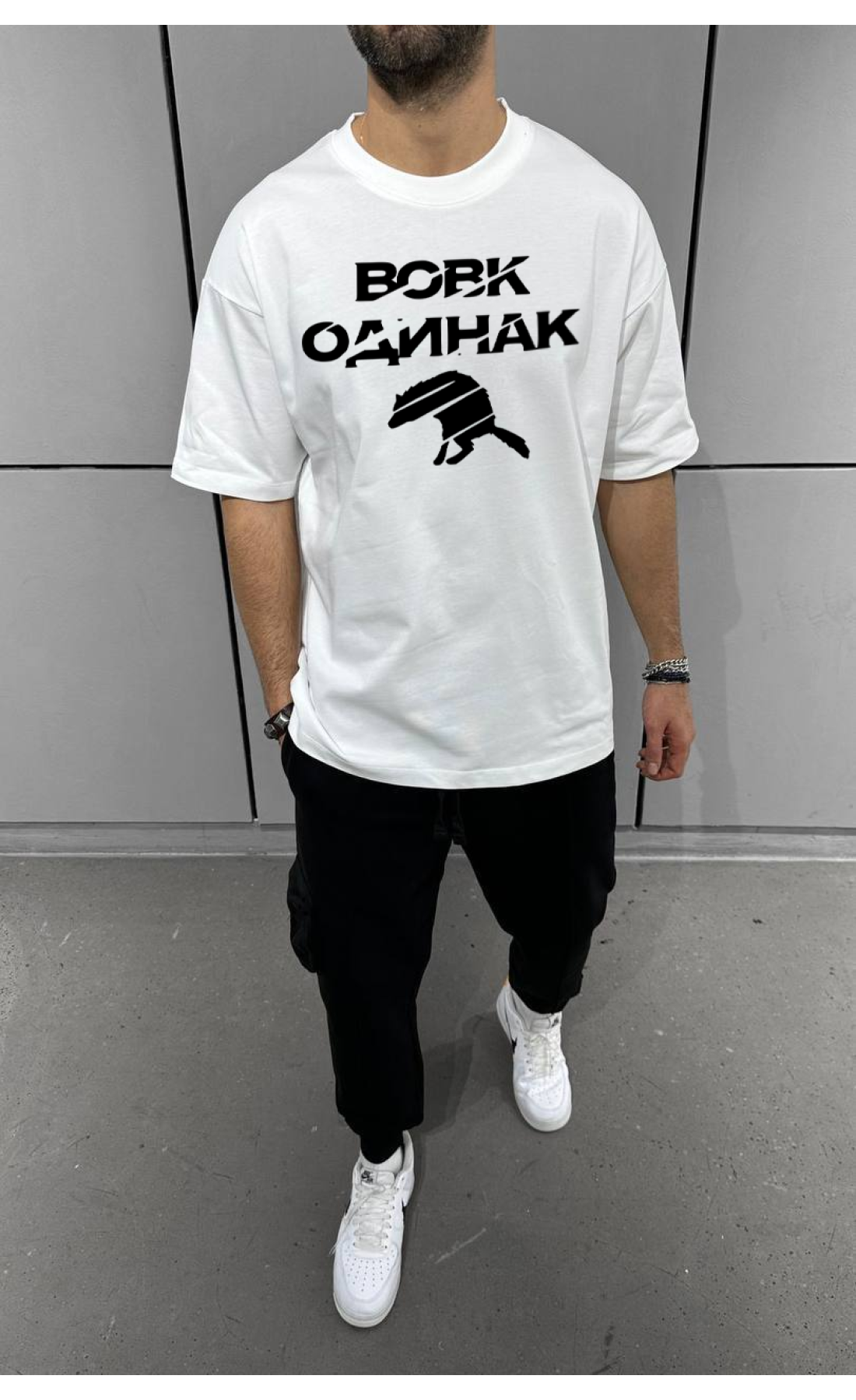 Чоловіча  біла оверсайз футболка з модним дизайном