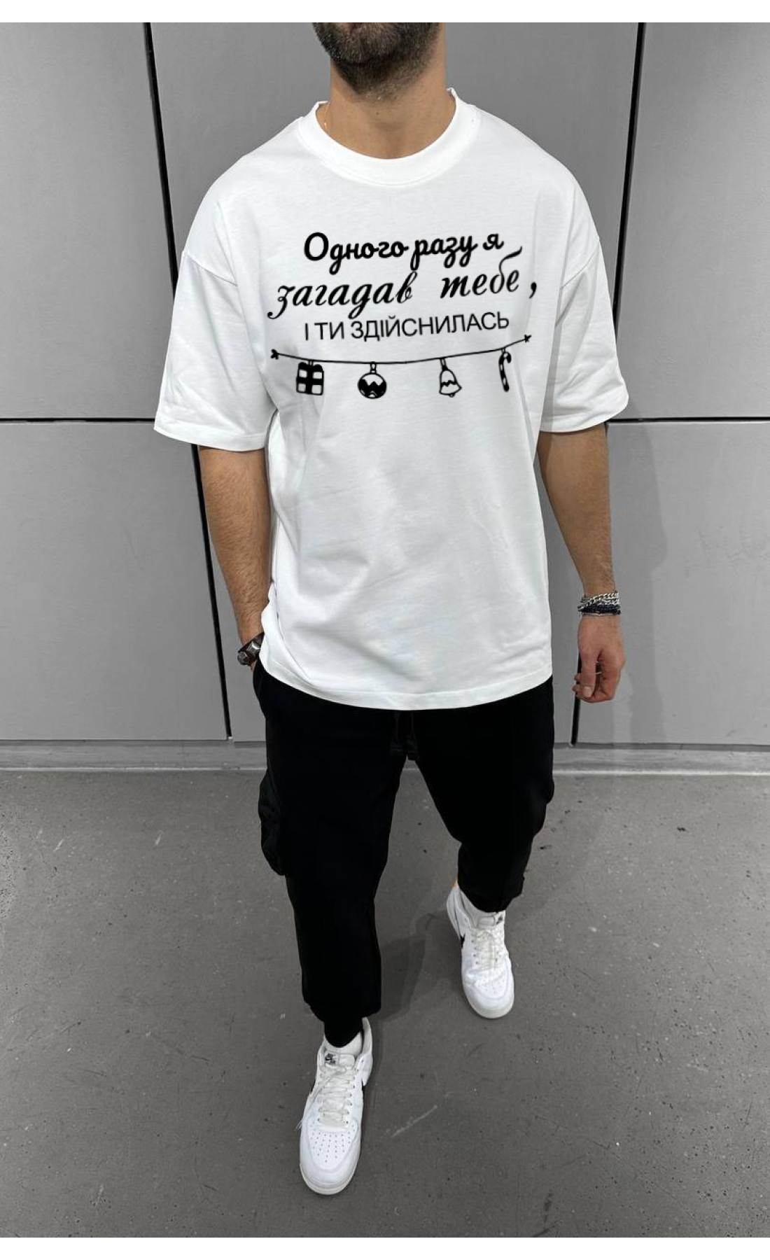Біла комфортна чоловіча оверсайз футболка з трендовим принтом