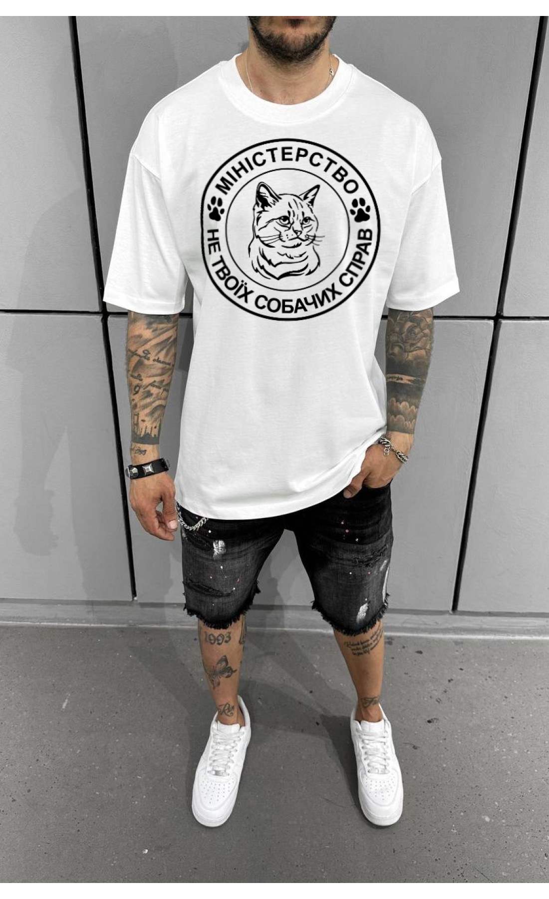 Трендова чоловіча біла оверсайз футболка з дизайном