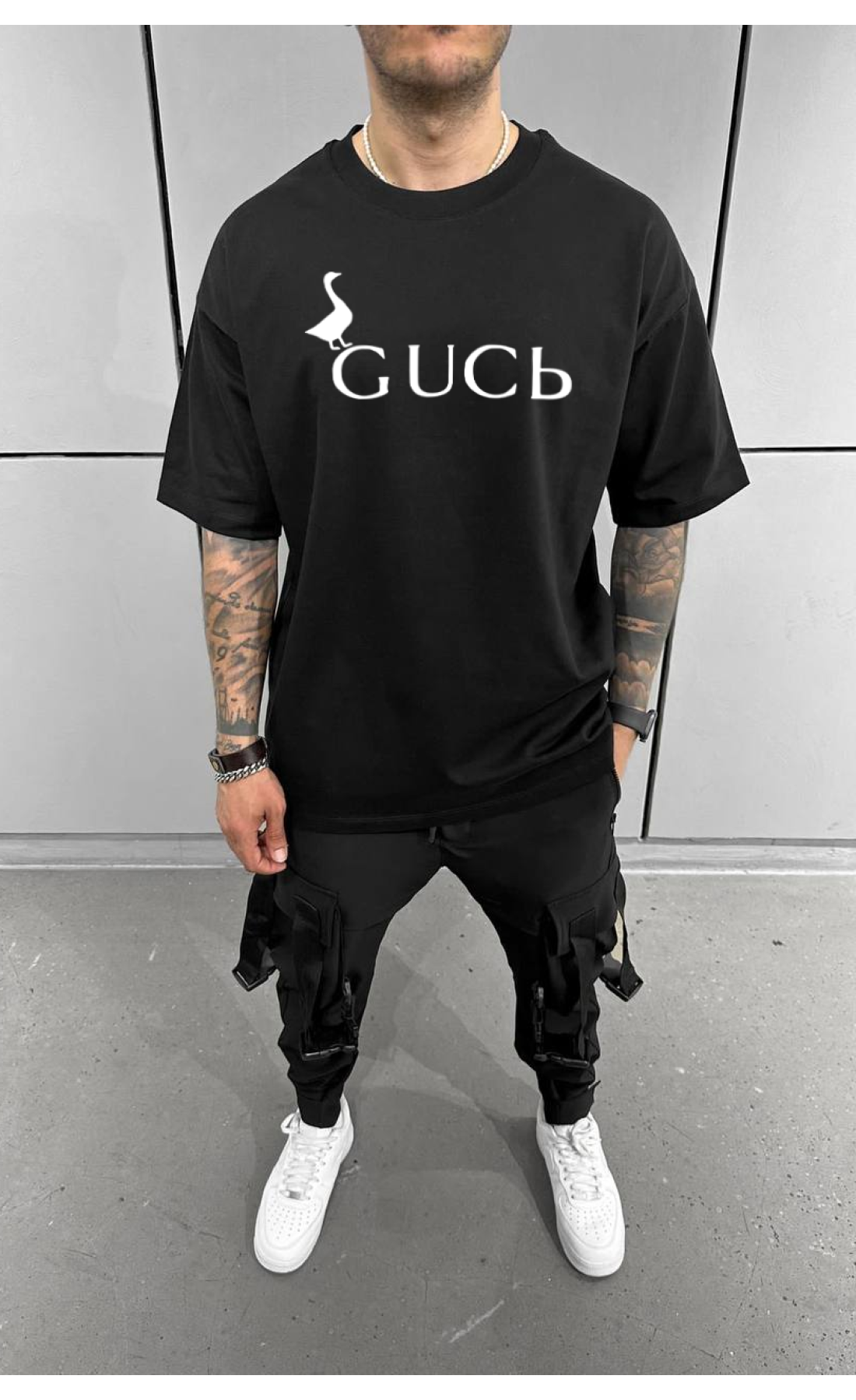 Зручна чорна чоловіча футболка з трендовим дизайном