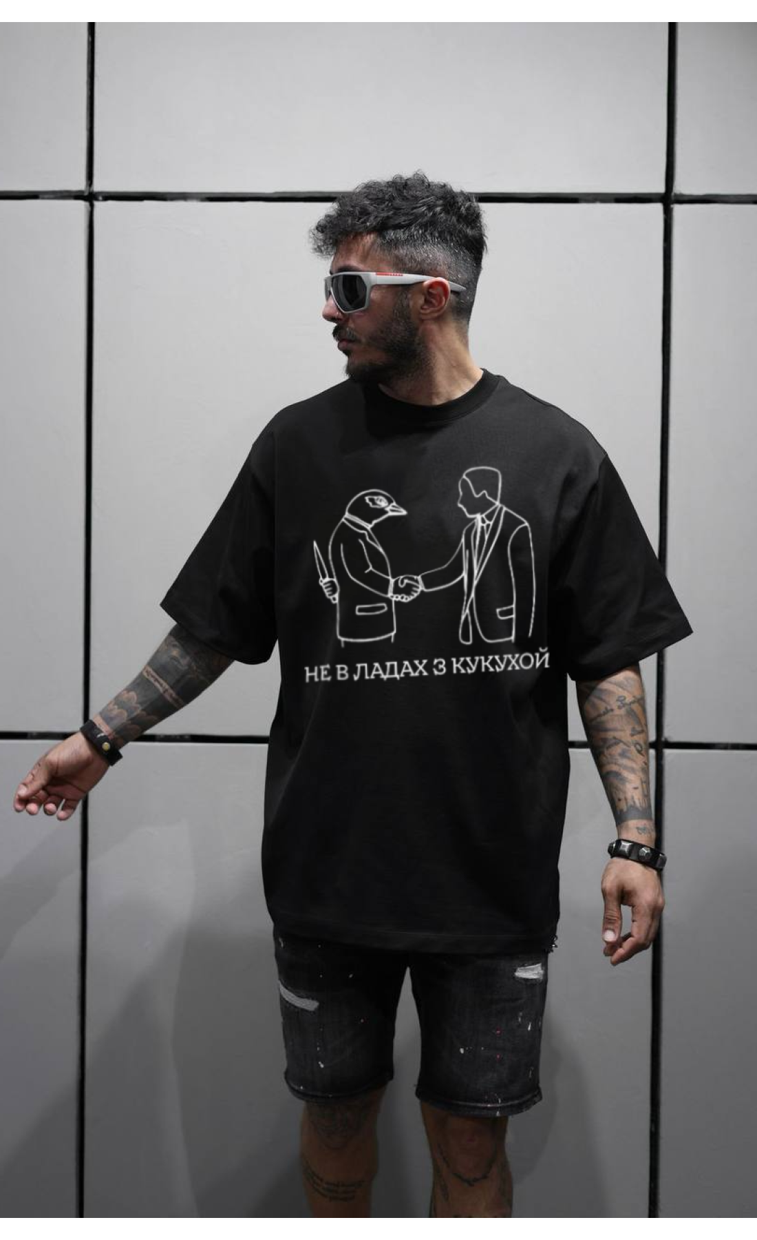 Чорна чоловіча трендова оверсайз футболка з яскравим принтом