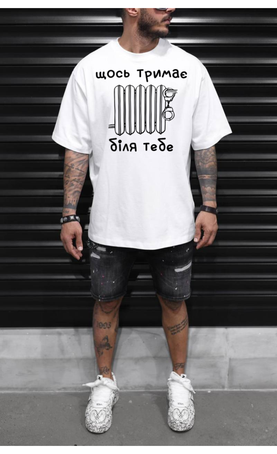 Чоловіча біла трендова футболка з модним принтом