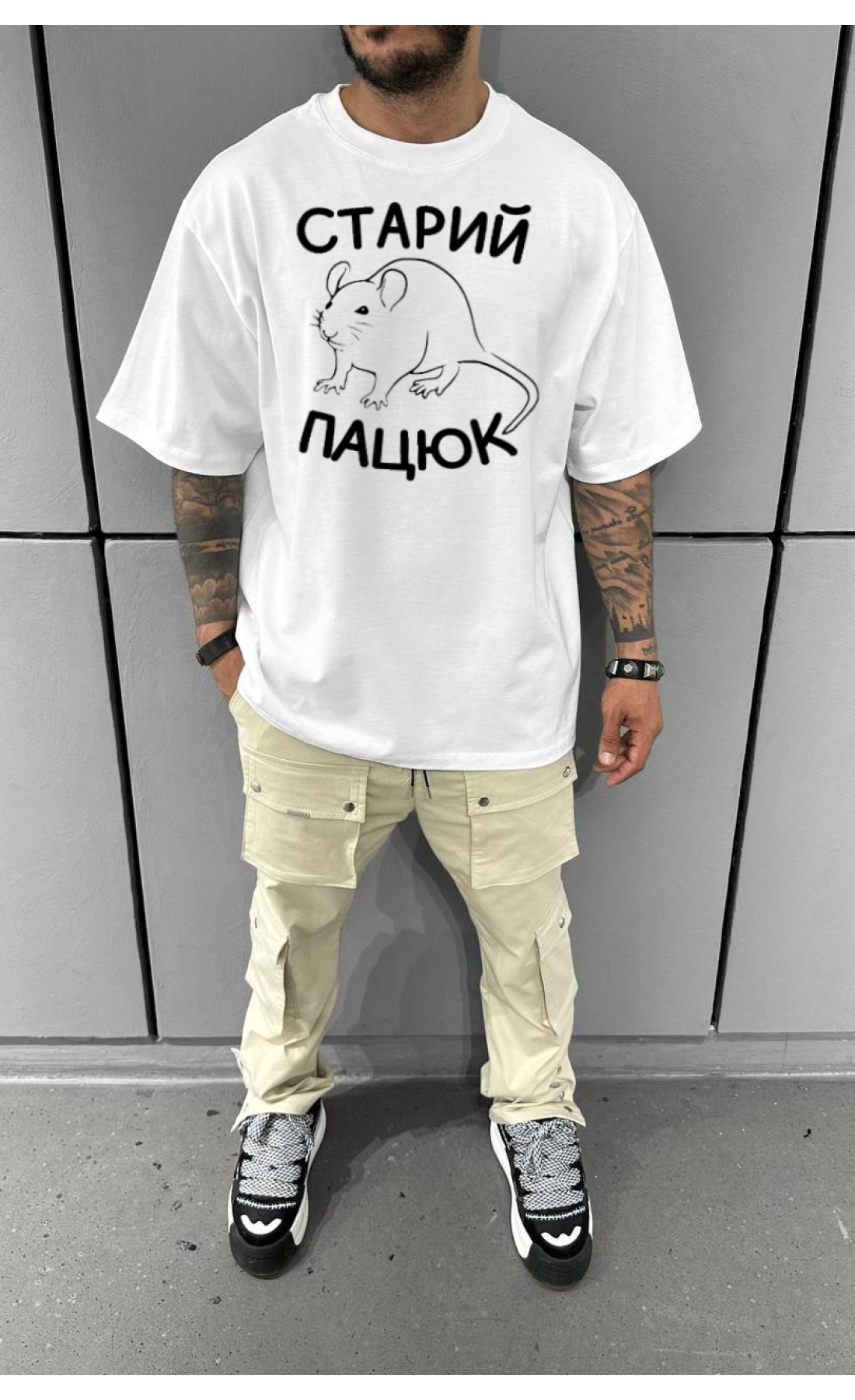 Зручна біла літня чоловіча футболка з яскравим принтом