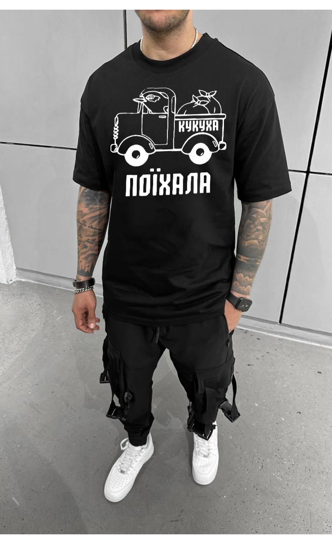 Чорна  чоловіча футболка з модним принтом