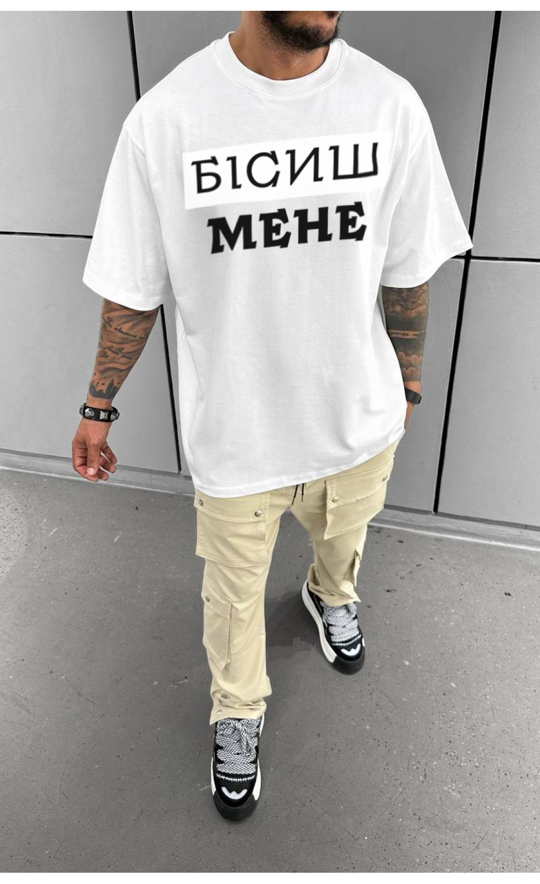 Комфортна біла чоловіча оверсайз футболка з трендовим дизайном