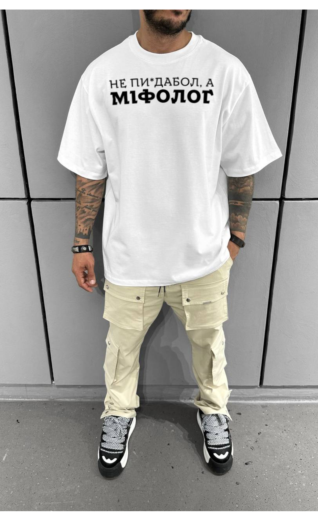 Комфортна біла чоловіча оверсайз футболка з трендовим дизайном