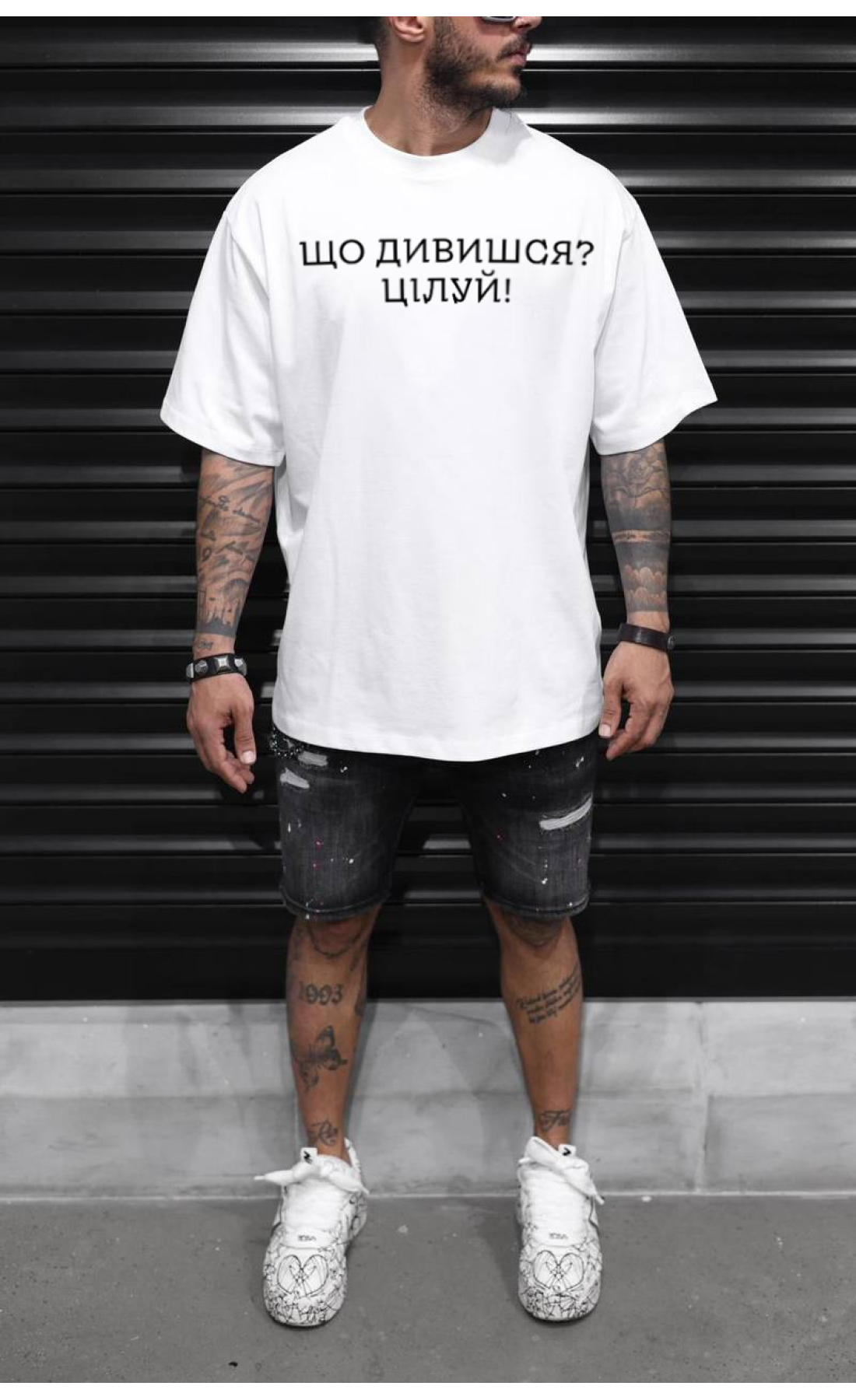 Комфортна біла чоловіча оверсайз футболка з трендовим дизайном