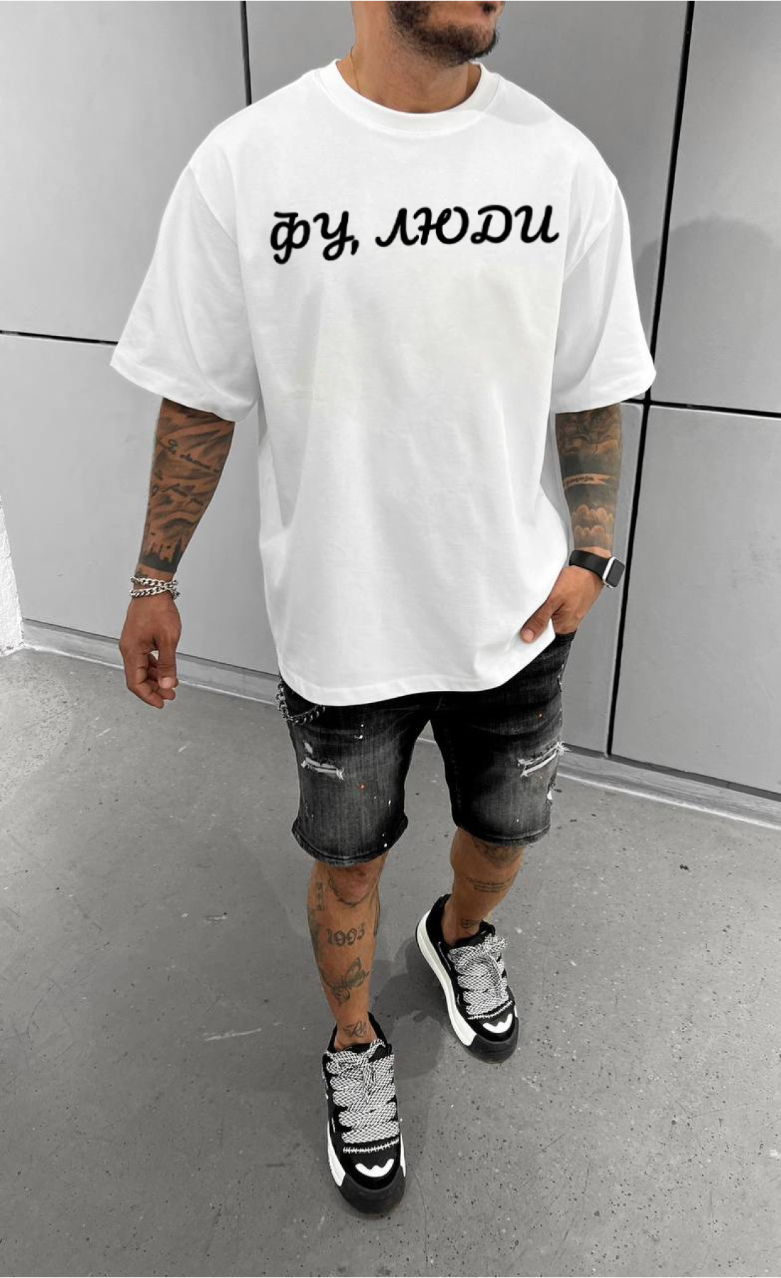 Комфортна біла чоловіча оверсайз футболка з трендовим дизайном