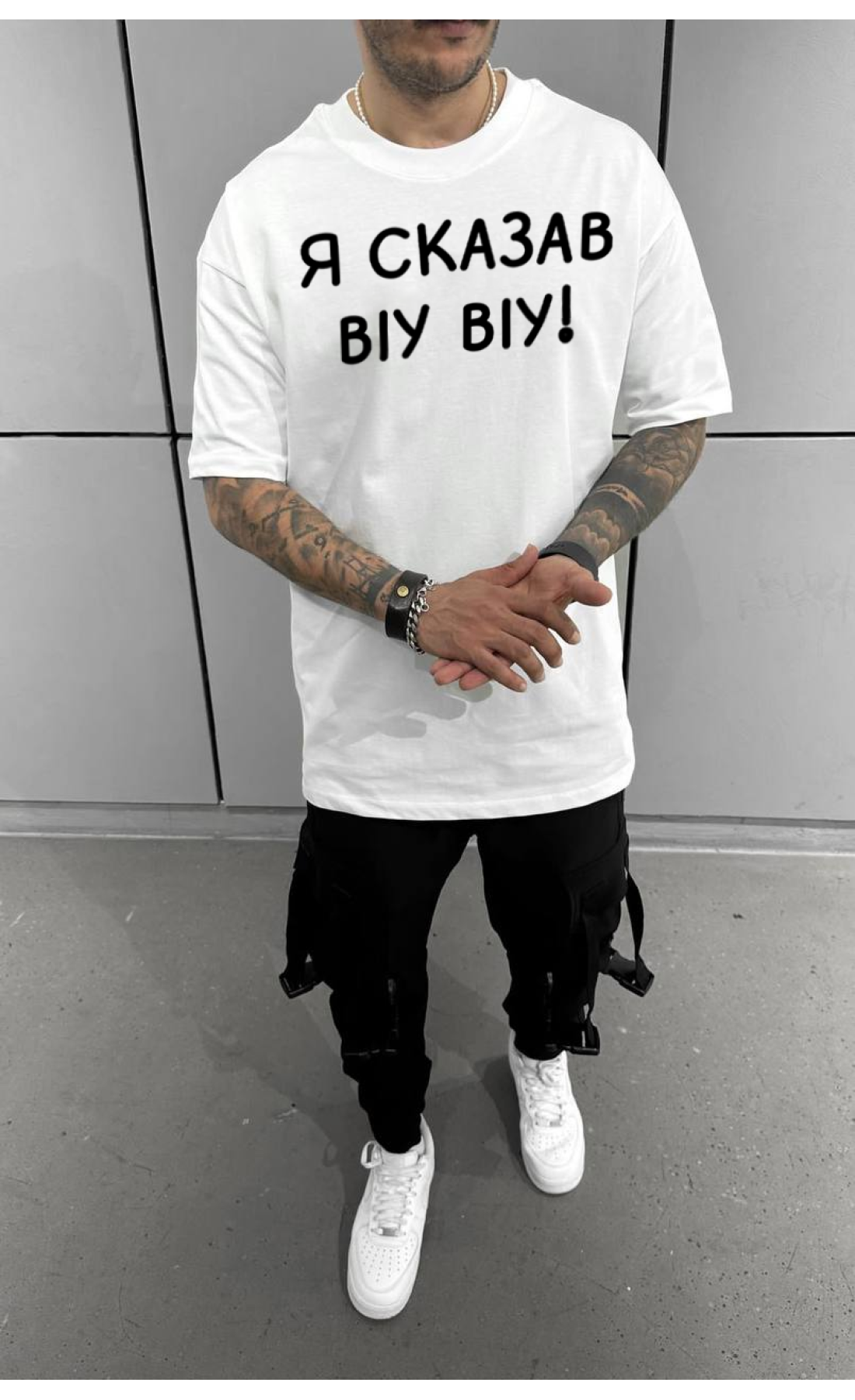 Комфортна біла чоловіча оверсайз футболка з трендовим дизайном