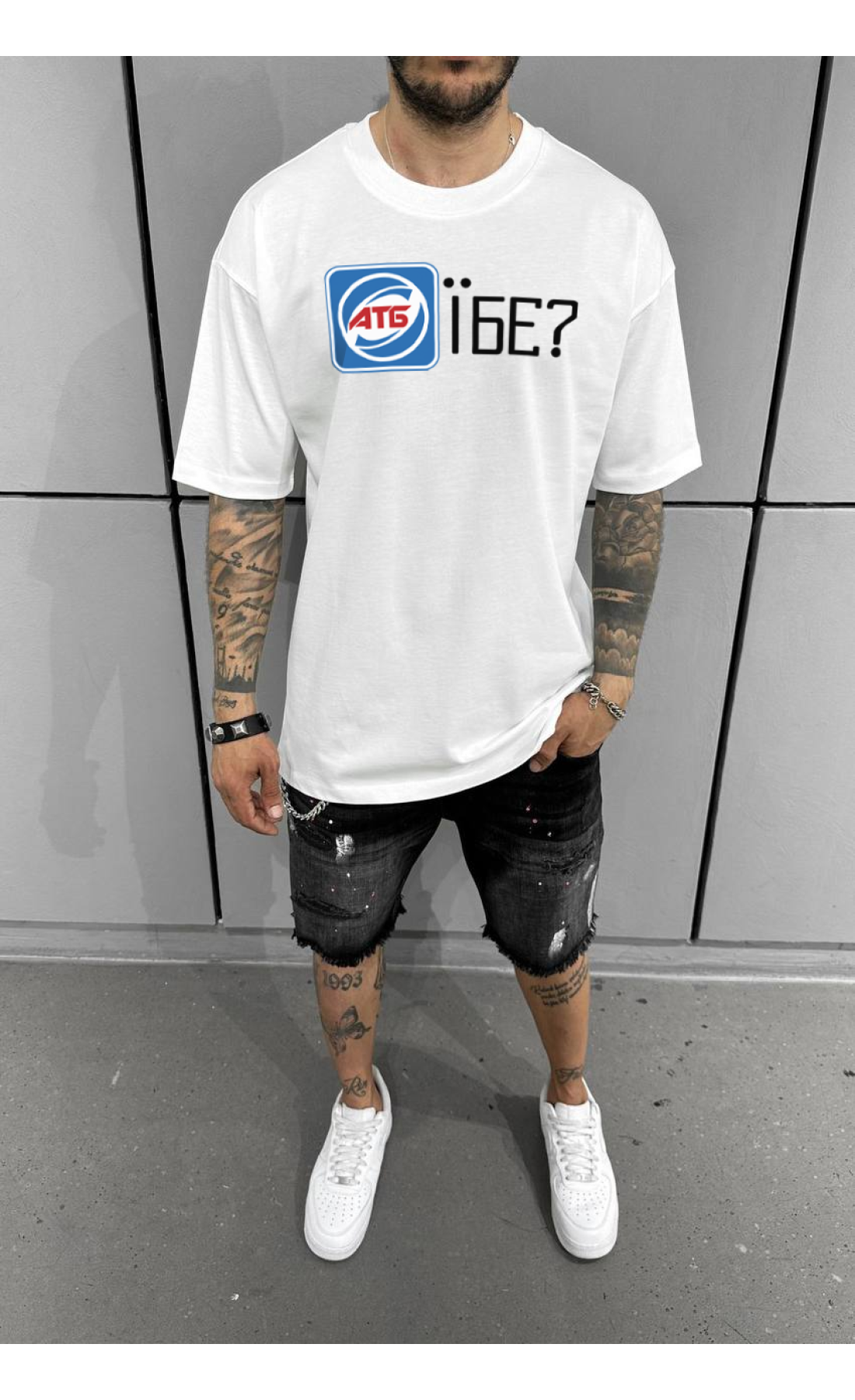 Комфортна біла чоловіча оверсайз футболка з трендовим дизайном