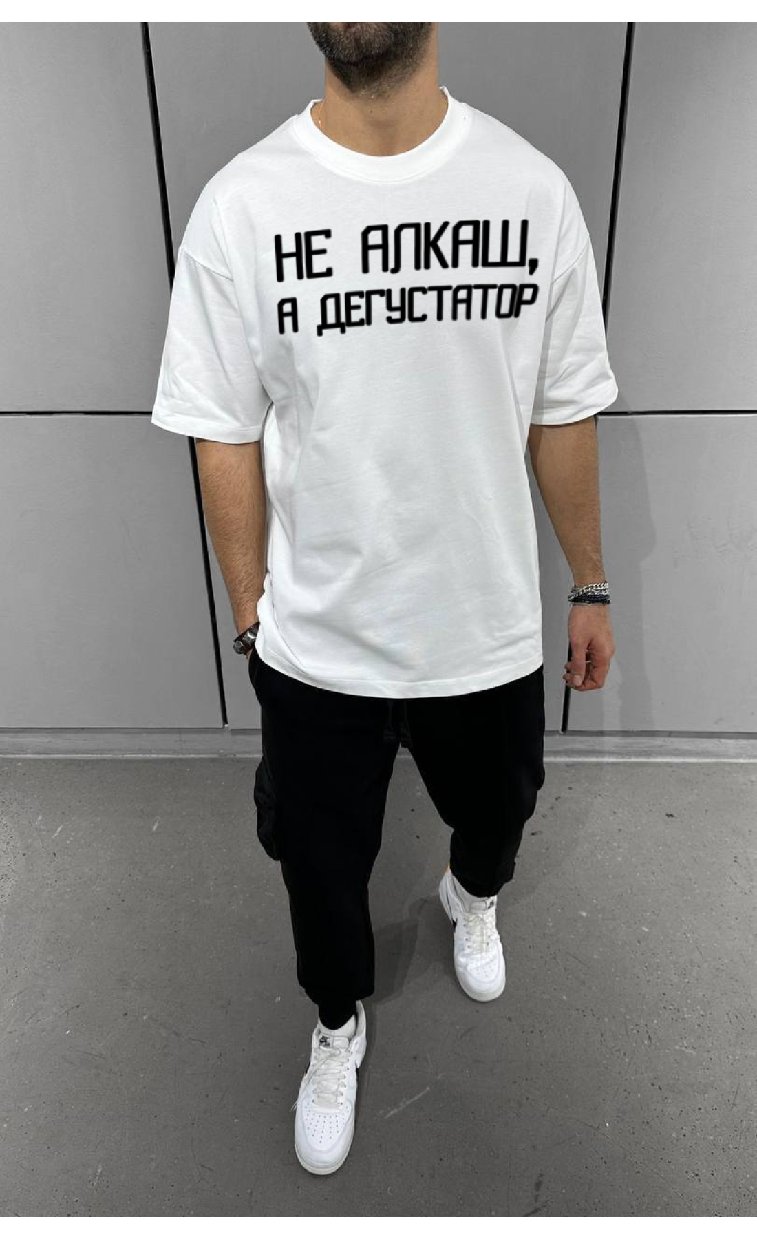 Комфортна біла чоловіча оверсайз футболка з трендовим дизайном
