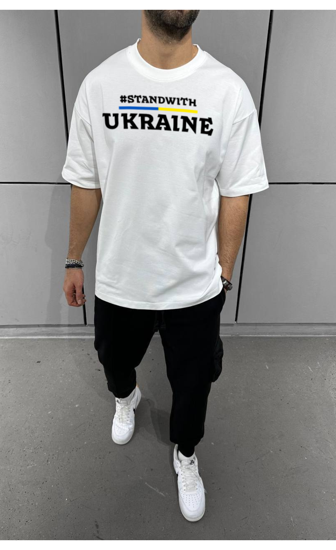 Комфортна біла чоловіча оверсайз футболка з трендовим дизайном