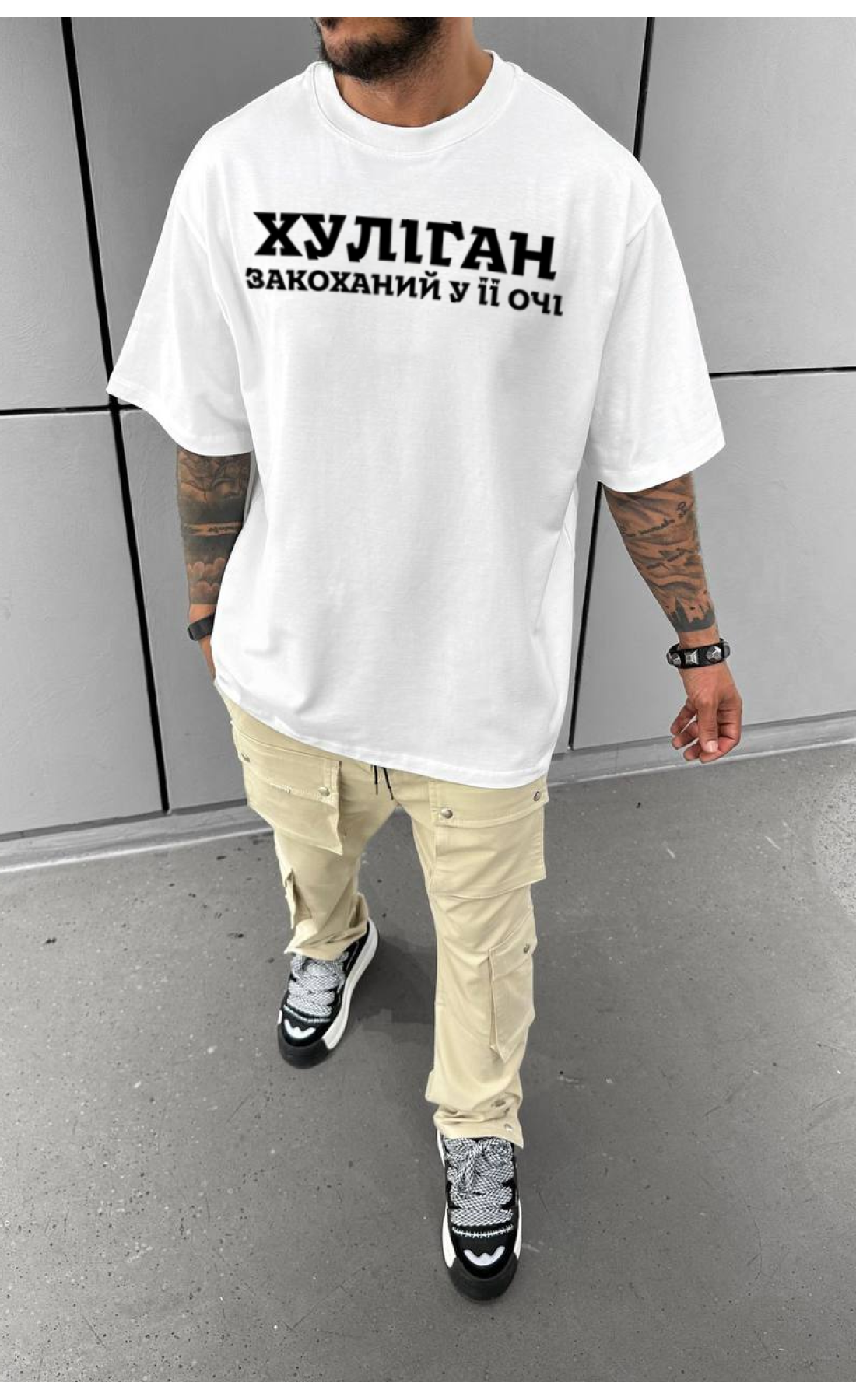 Комфортна біла чоловіча оверсайз футболка з трендовим дизайном