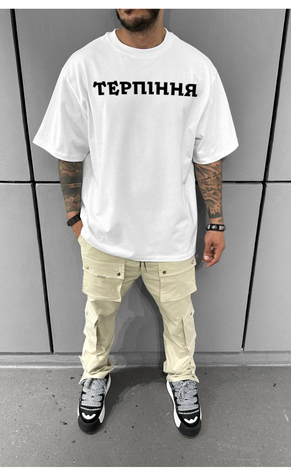 Комфортна біла чоловіча оверсайз футболка з трендовим дизайном