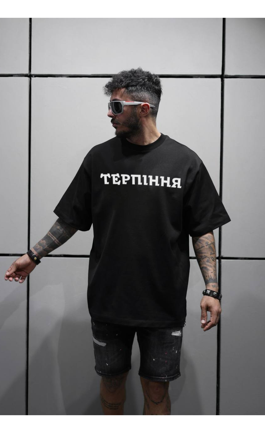 Чорна літня легка чоловіча оверсайз футболка з принтом