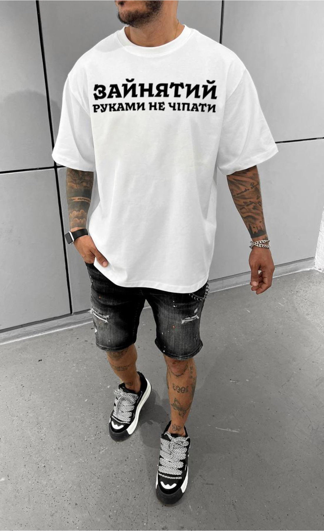 Комфортна біла чоловіча оверсайз футболка з трендовим дизайном