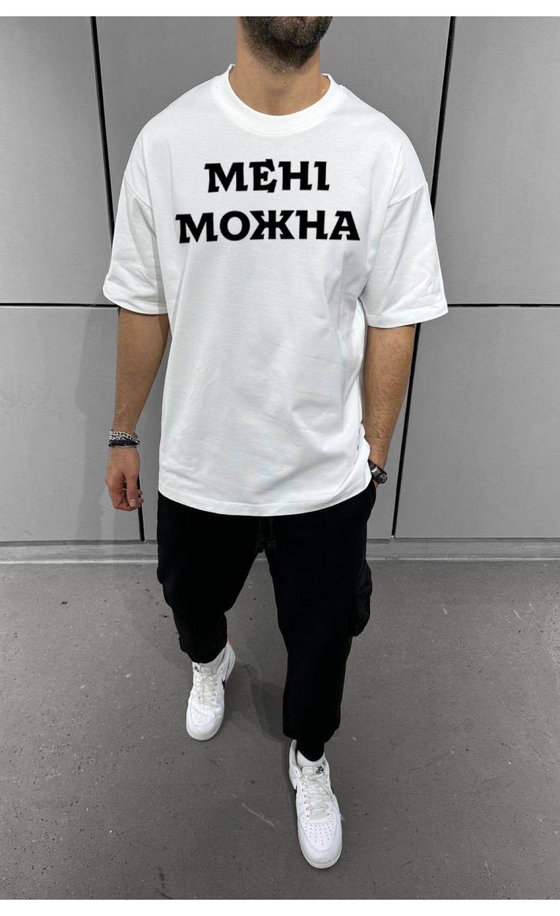 Комфортна біла чоловіча оверсайз футболка з трендовим дизайном