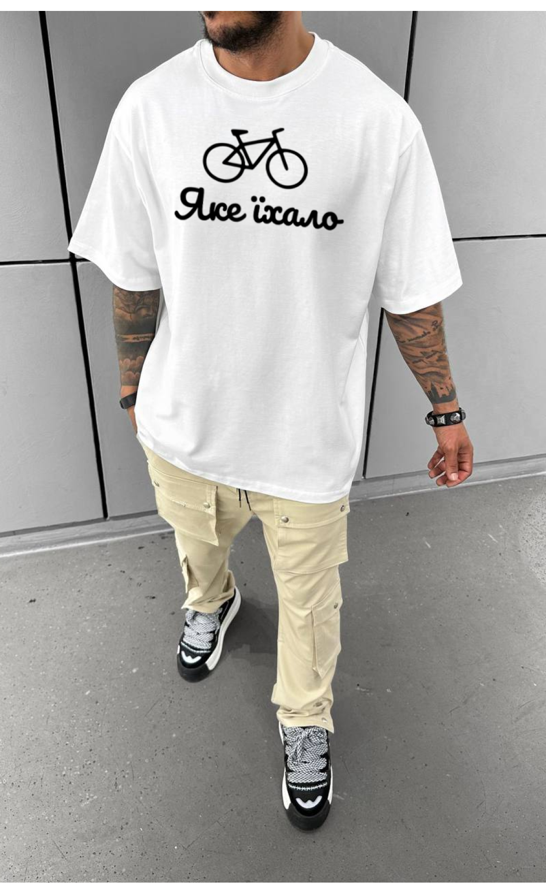 Комфортна біла чоловіча оверсайз футболка з трендовим дизайном