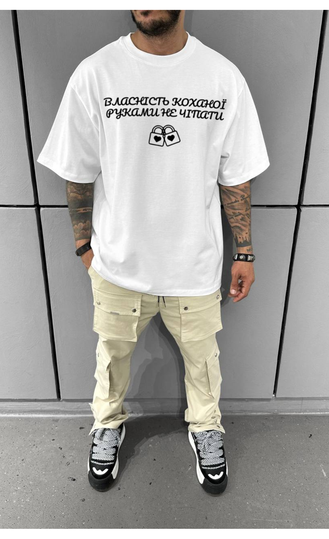 Комфортна біла чоловіча оверсайз футболка з трендовим дизайном