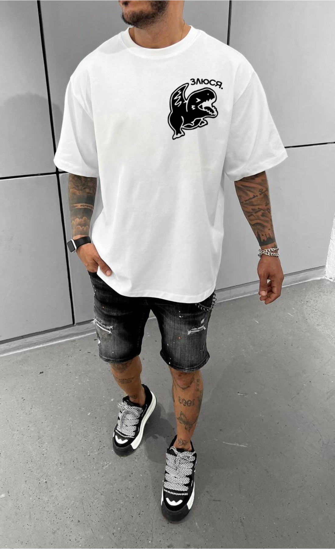 Комфортна біла чоловіча оверсайз футболка з трендовим дизайном