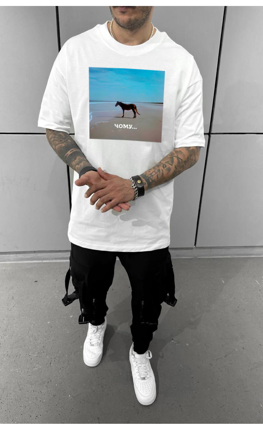 Комфортна біла чоловіча оверсайз футболка з трендовим дизайном