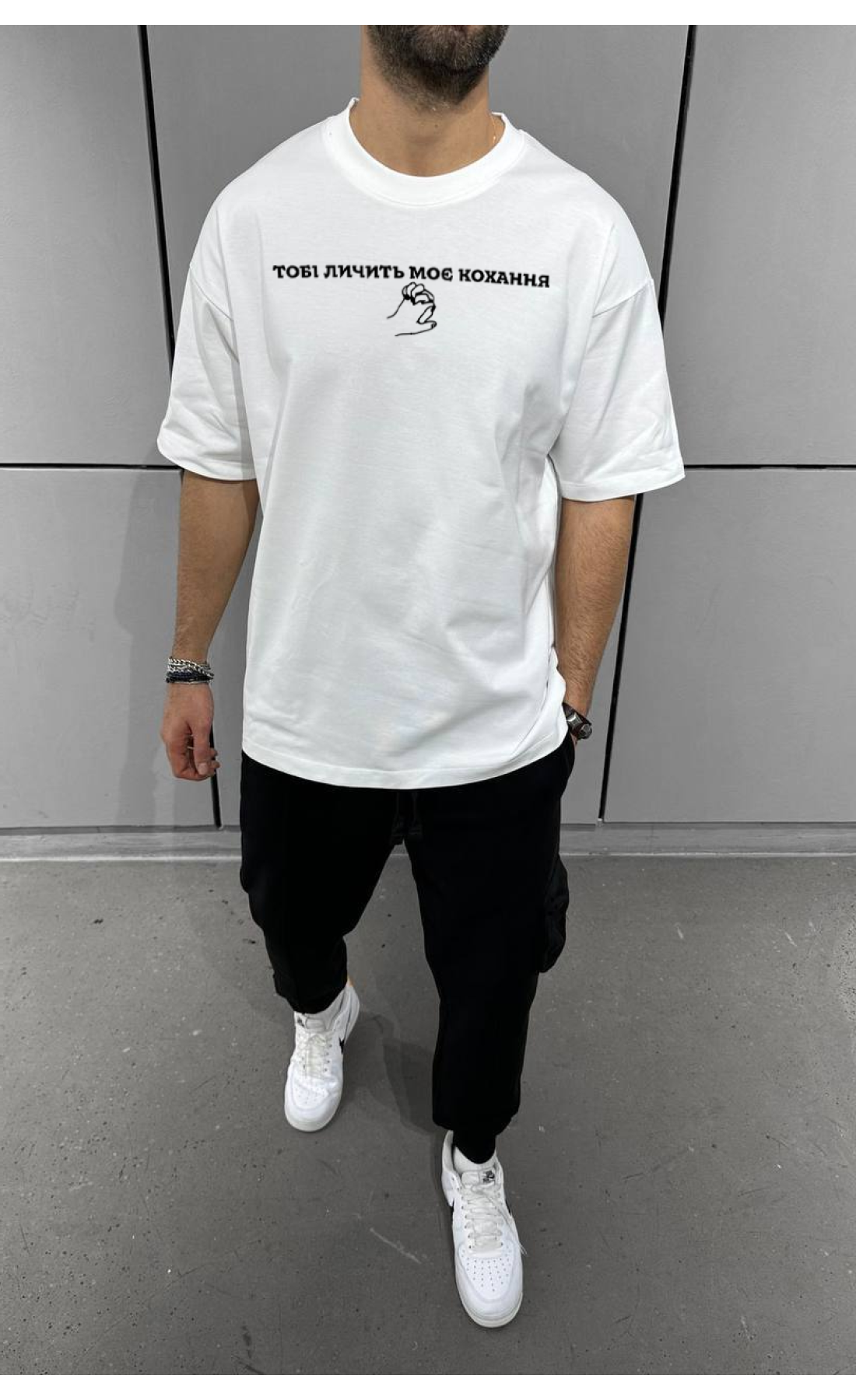 Комфортна біла чоловіча оверсайз футболка з трендовим дизайном