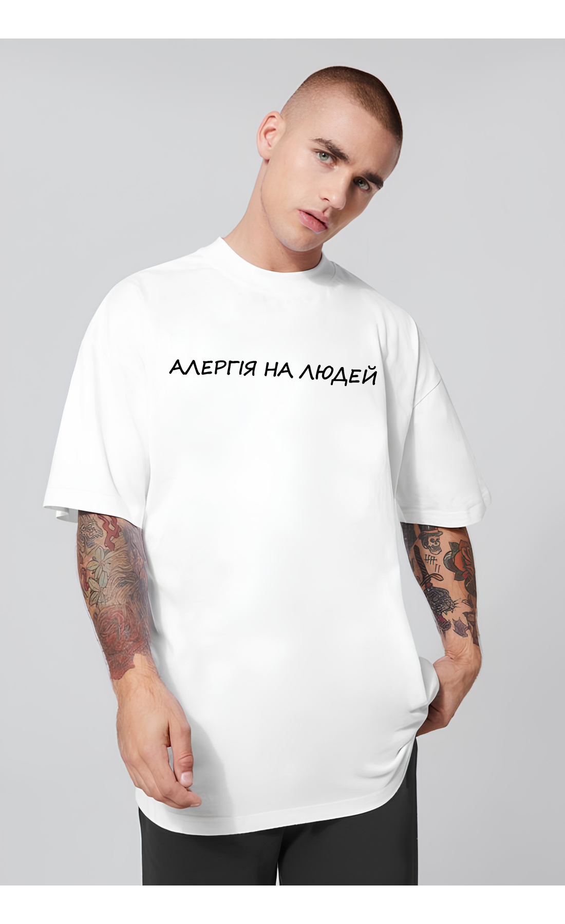 Комфортна біла чоловіча оверсайз футболка з трендовим дизайном