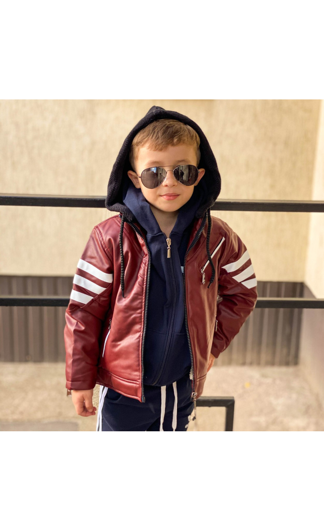 Косуха бордового кольору з капюшоном