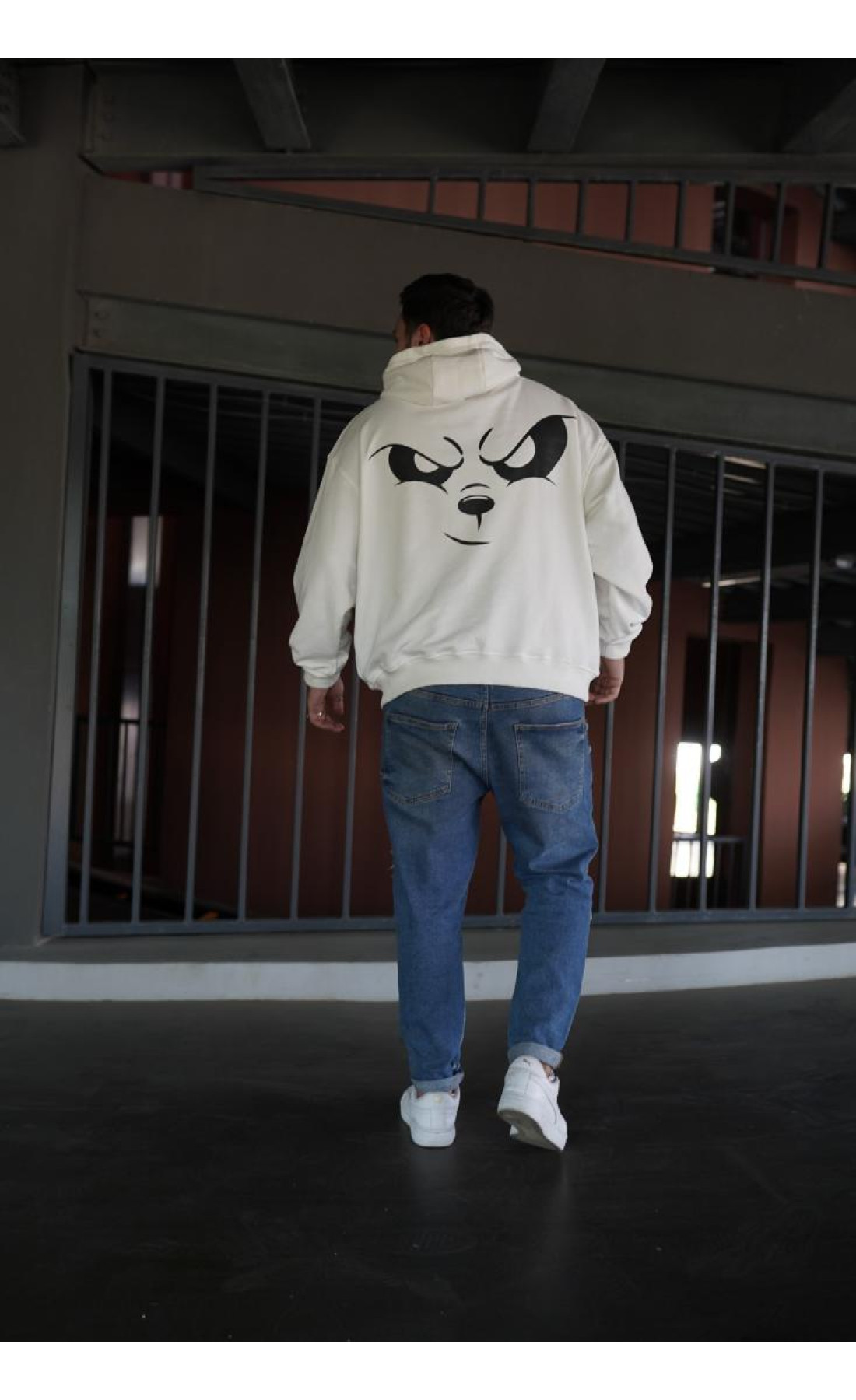 Біле чоловіче  оверсайз худі з трендовим дизайном