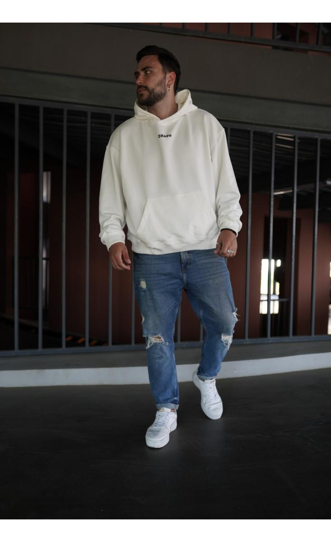 Біле чоловіче  оверсайз худі з трендовим дизайном
