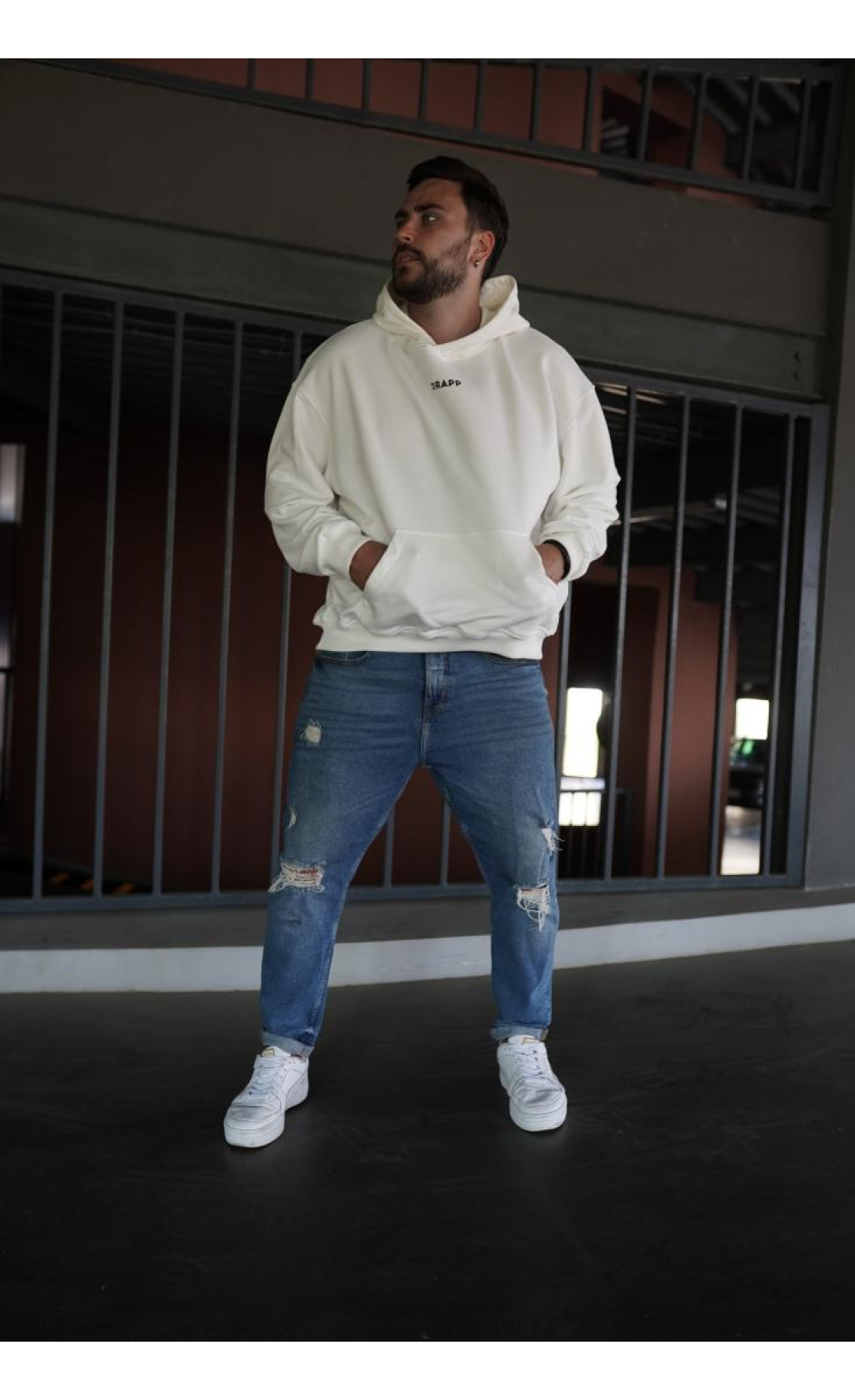 Біле чоловіче  оверсайз худі з трендовим дизайном