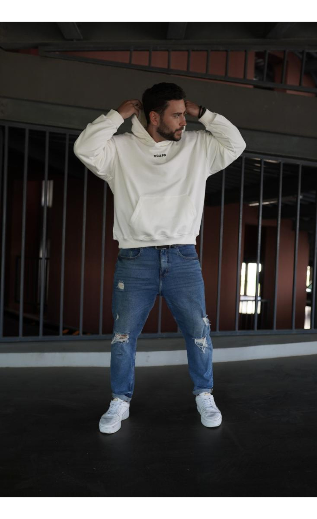 Біле чоловіче  оверсайз худі з трендовим дизайном