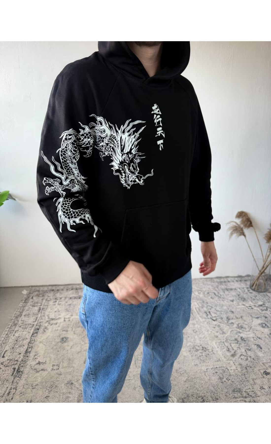 Чоловіче чорне  оверсайз худі з трендовим принтом