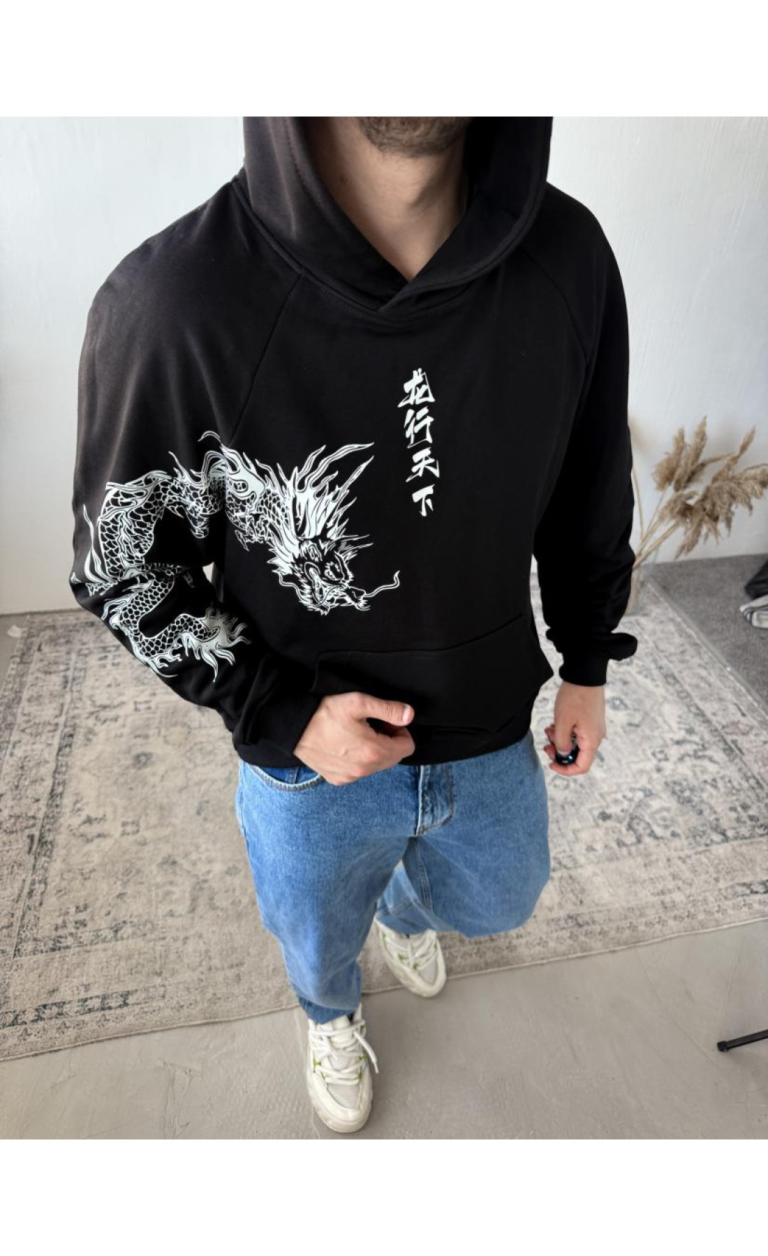 Чоловіче чорне  оверсайз худі з трендовим принтом