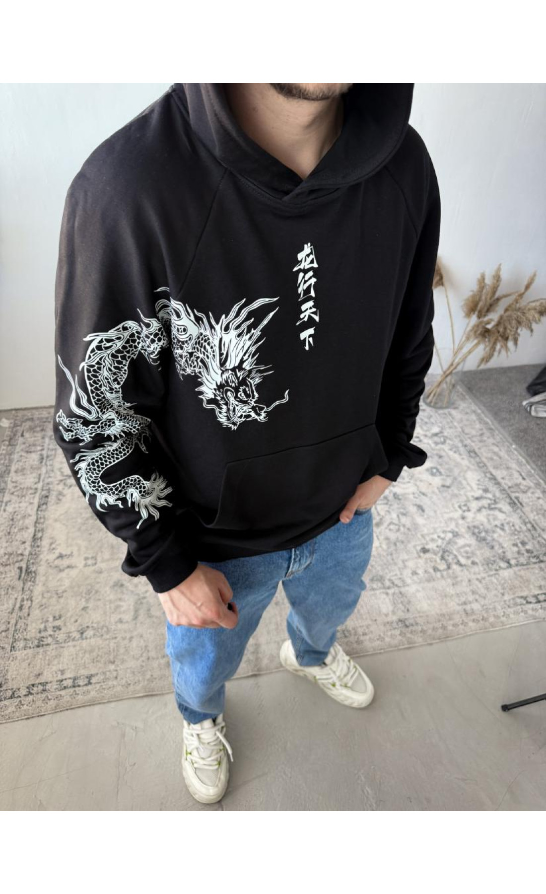 Чоловіче чорне  оверсайз худі з трендовим принтом