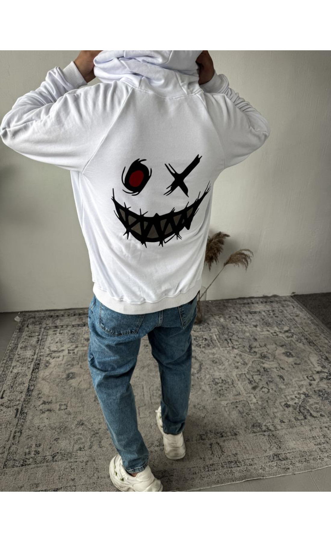 Біле чоловіче  оверсайз худі з трендовим дизайном