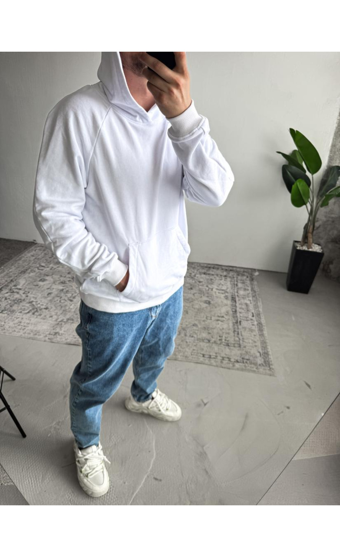 Біле чоловіче  оверсайз худі з трендовим дизайном
