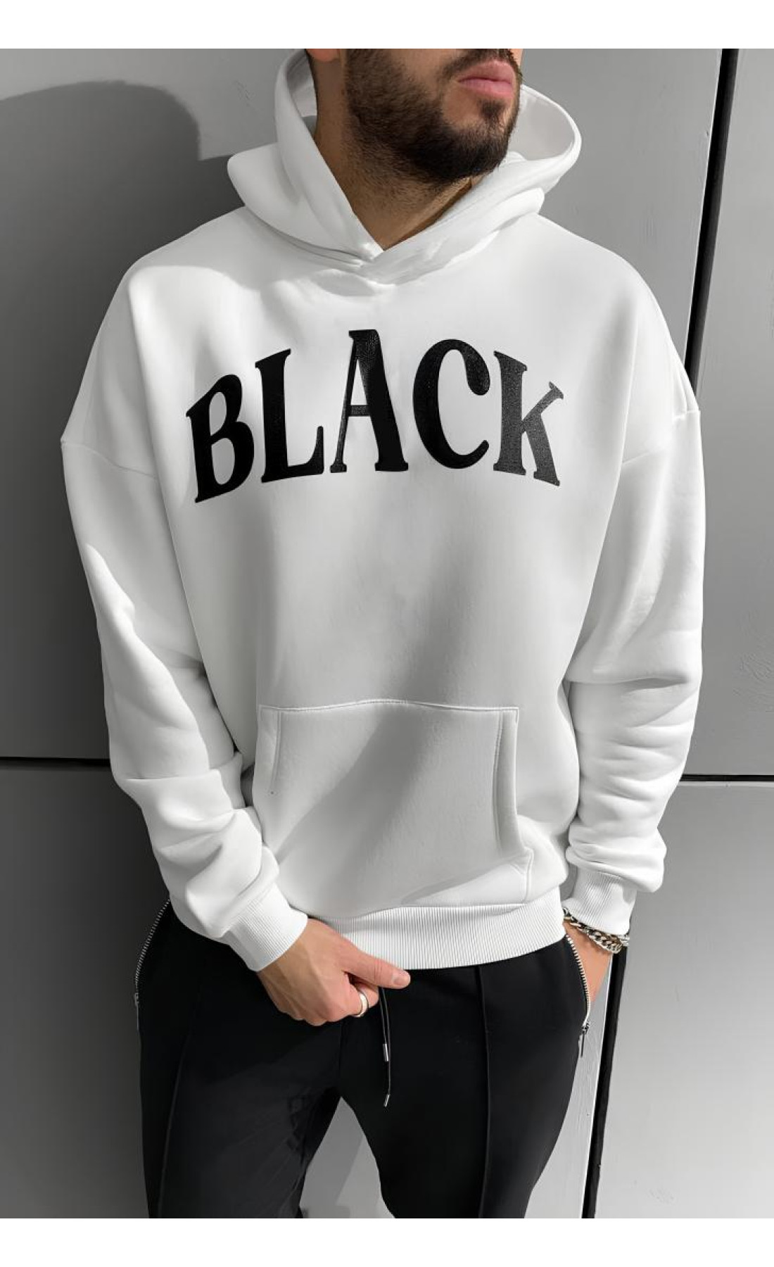 Біле чоловіче  оверсайз худі з модним дизайном