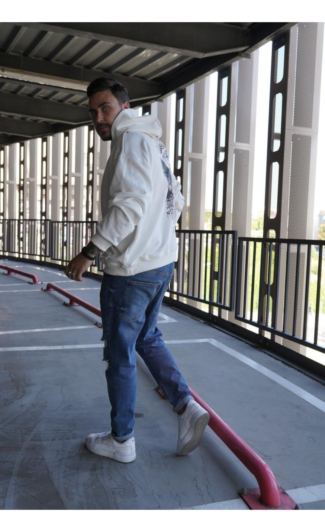 Біле чоловіче  оверсайз худі з трендовим дизайном