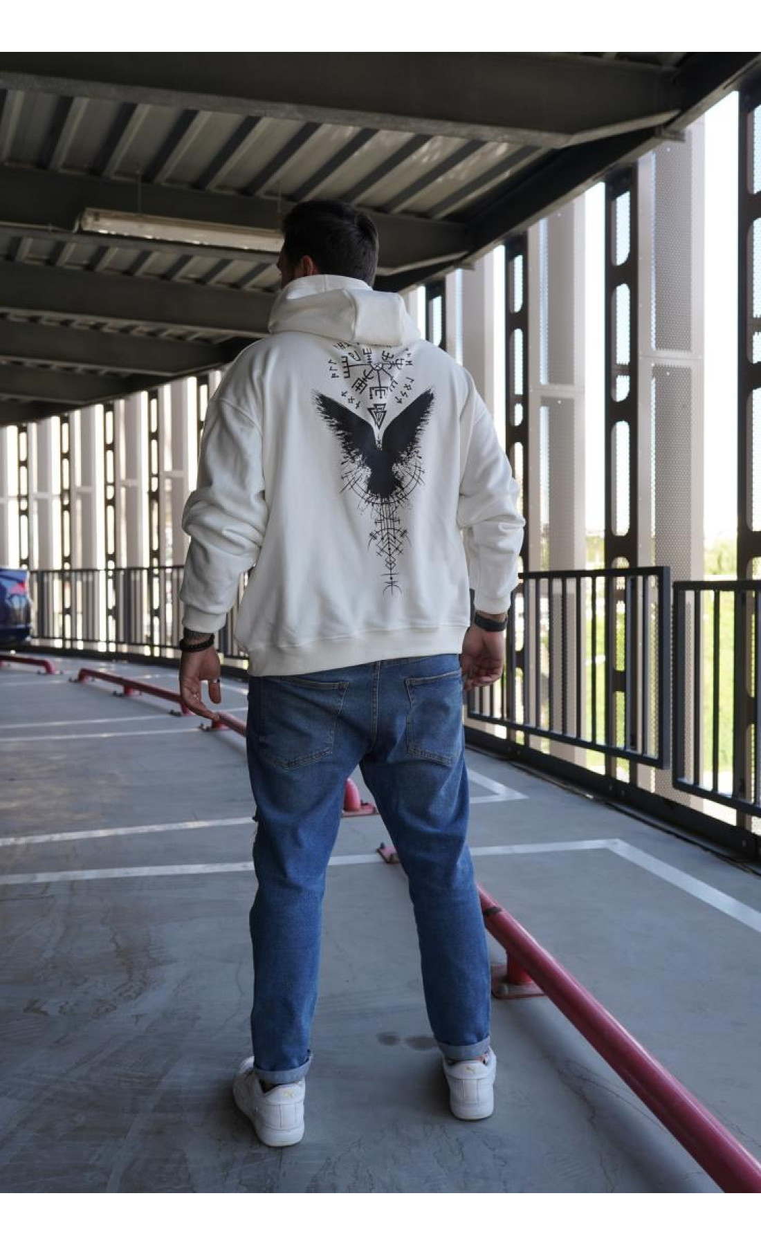 Біле чоловіче  оверсайз худі з трендовим дизайном