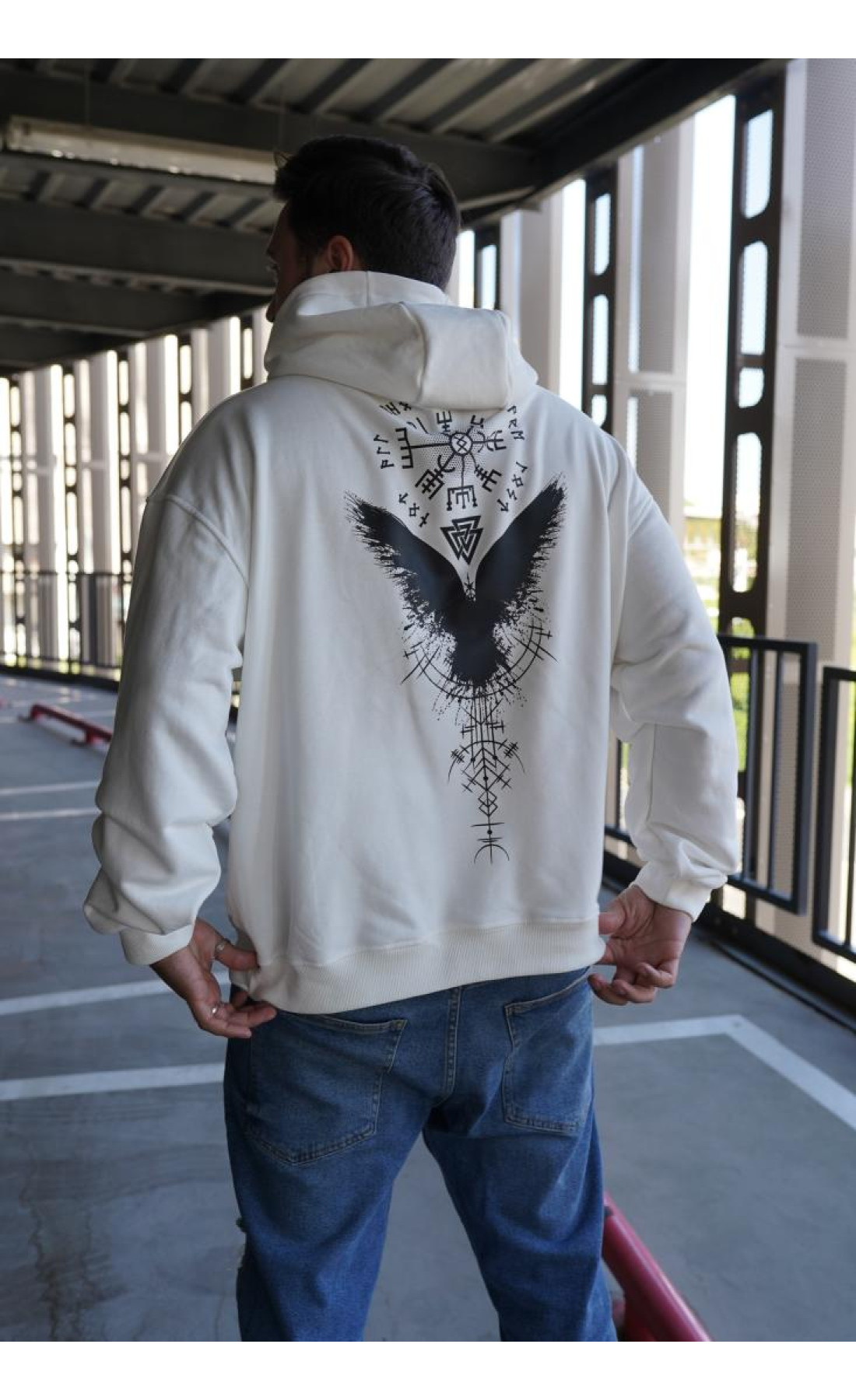 Біле чоловіче  оверсайз худі з трендовим дизайном