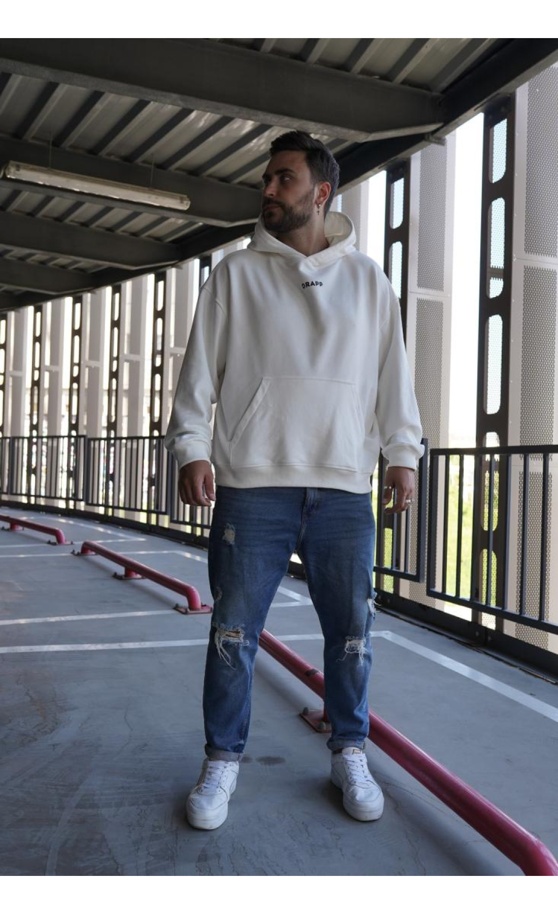 Біле чоловіче  оверсайз худі з трендовим дизайном
