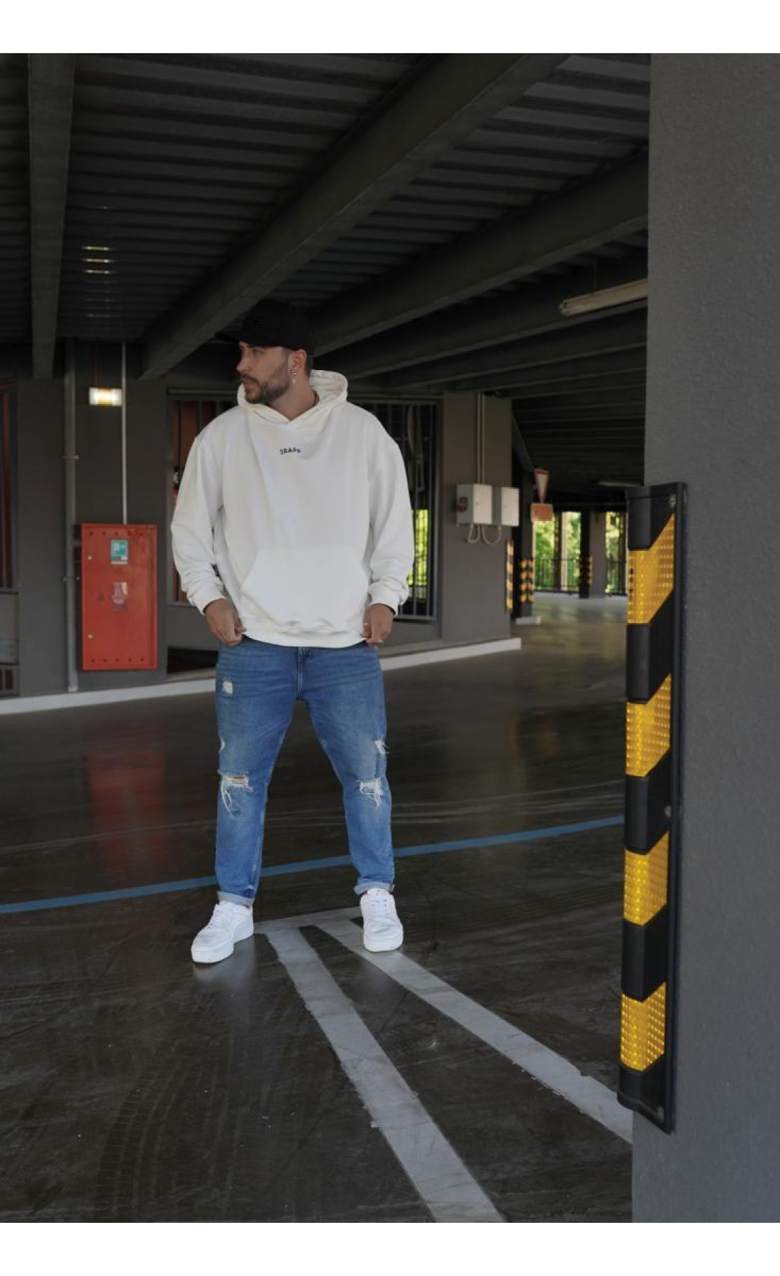 Біле чоловіче  оверсайз худі з трендовим дизайном